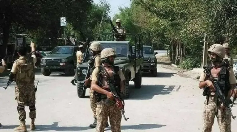 ڈیرہ اسماعیل خان کے علاقے اور سیکیورٹی اہلکاروں کی علامتی تصویر