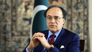 لاہور یونیورسٹی آف مینجمنٹ سائنسز میں تقریر کرتے ہوئے وزیرِ خزانہ محمد اورنگزیب