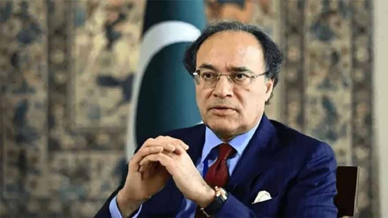 لاہور یونیورسٹی آف مینجمنٹ سائنسز میں تقریر کرتے ہوئے وزیرِ خزانہ محمد اورنگزیب