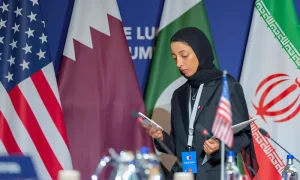 آبنائے ہرمز کا نقشہ اور سفارتی مذاکرات کی علامتی تصویر