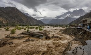 گلگت بلتستان میں بہتے ہوئے پانی اور بند سڑک کا منظر