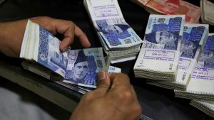 فیکٹری یا صنعتی ادارے میں کام کرتے مزدور