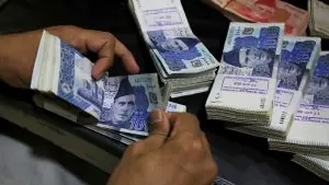 فیکٹری یا صنعتی ادارے میں کام کرتے مزدور