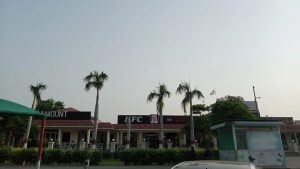 PFA اہلکار سکھیکی موٹروے سروس ایریا میں KFC آؤٹ لیٹ کے باہر سیل لگاتے ہوئے