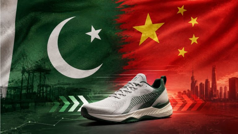 SIFC میں دستخطی تقریب جہاں Forward Sports اور Zhongzi Huaxin کے نمائندوں نے معاہدہ کیا
