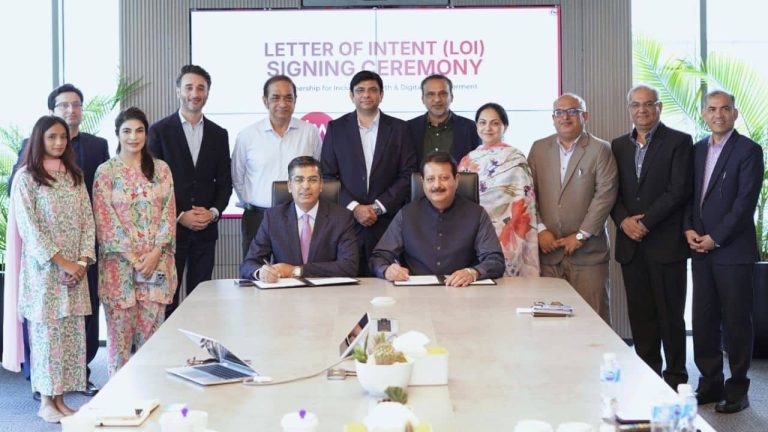 JazzWorld اور PPAF کے نمائندے LoI کے اعلان سے متعلقہ پریس ریلیز میں شمولیت کا اعلان کر رہے ہیں