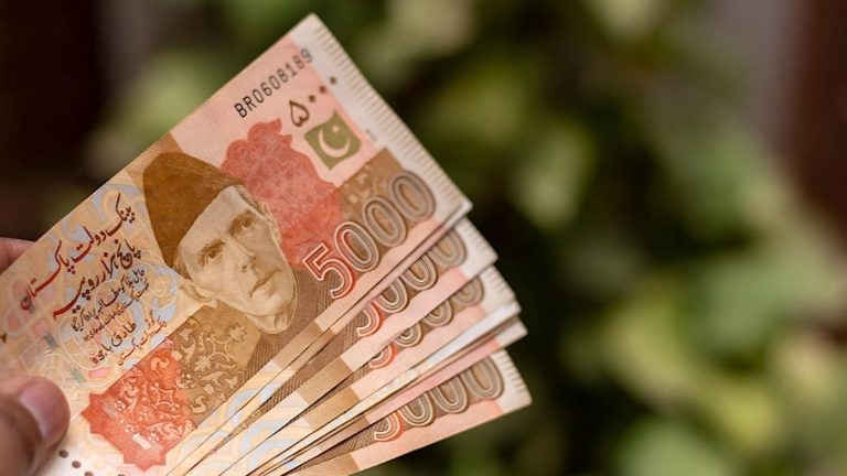 پنجاب وزیرِتعلیم رانا سکندر حیات میٹرک نتائج جاری کرتے ہوئے