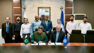DynaSys اور NUST کے نمائندے MoU پر دستخط کے دوران