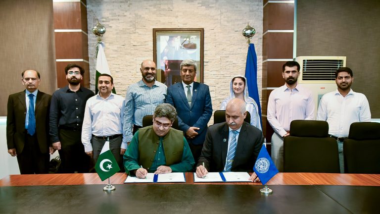 DynaSys اور NUST کے نمائندے MoU پر دستخط کے دوران