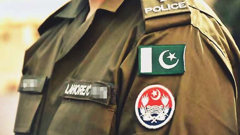 پنجاب پولیس اہلکار وردی پہنے کھڑے ہوئے