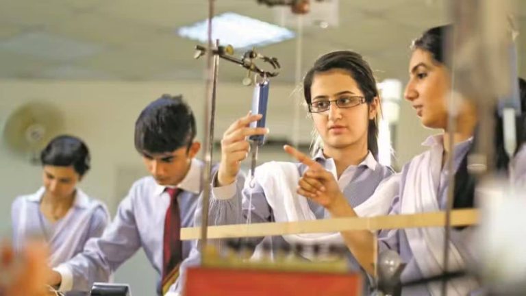 طلبہ لیبارٹری میں عملی تجربہ کر رہے ہیں
