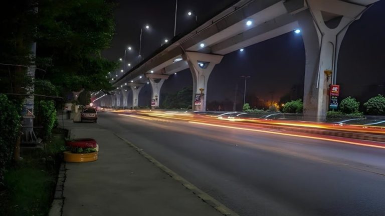 مری روڈ پر لین مارکنگ اور زبرہ کراسنگ کی منصوبہ بندی کا منظر