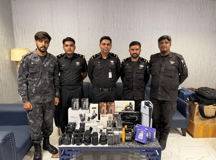 جناح انٹرنیشنل ایئرپورٹ میں کسٹمز اہلکار اور ضبط کیے گئے الیکٹرانکس