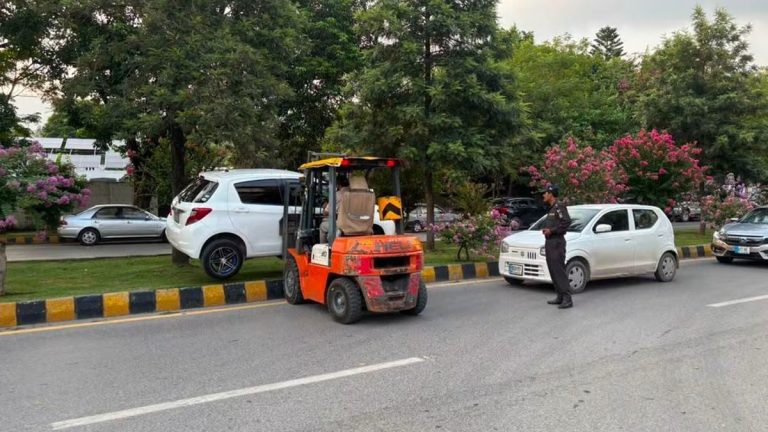 اسلام آباد میں ٹریفک پولیس غیرقانونی پارکنگ کی جگہ کی نگرانی کرتی ہوئی