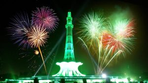 لاہور کی سڑکیں اور لبرٹی چوک جھنڈیوں اور روشنیوں سے سجی ہوئی