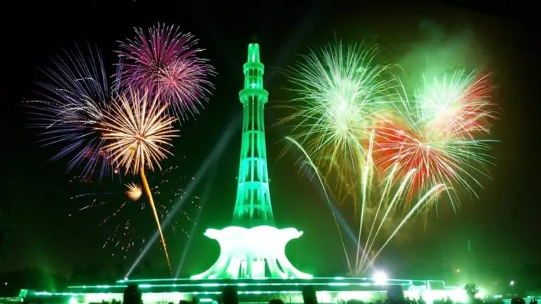 لاہور کی سڑکیں اور لبرٹی چوک جھنڈیوں اور روشنیوں سے سجی ہوئی