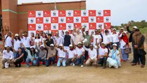 بینک الفلاح اور WWF ٹیم کراچی کے وٹ لینڈ سینٹر میں مینگروز لگاتے ہوئے