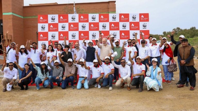 بینک الفلاح اور WWF ٹیم کراچی کے وٹ لینڈ سینٹر میں مینگروز لگاتے ہوئے