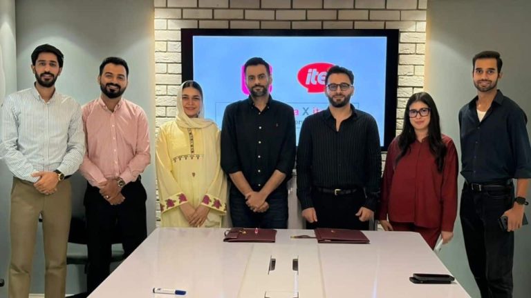 foodpanda اور itel پاکستان کے لوگو اور itel Power 80 موبائل فون