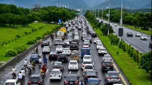 اسمارٹ فون پر ای چالان یا جعلی ایس ایم ایس کا پیغام دکھاتا ہوا منظر