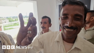 پنا، مدھیہ پردیش میں کان کے قریب کھڑے مزدور اور دریافت شدہ ہیرا