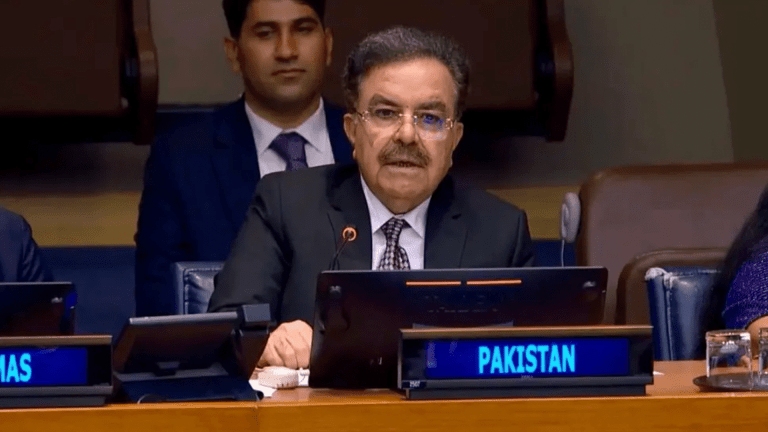 نیویارک میں اقوامِ متحدہ کے ہیڈکوارٹرز میں شیخ جعفر خان مندوخیل اور سفیر اسیم افتخار احمد