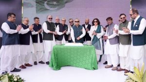 نیشنل بینک ہیڈ آفس کراچی میں 79ویں یومِ آزادی کی تقریب، صدر رحمت علی ہاسنی پرچم لف کر رہے ہیں