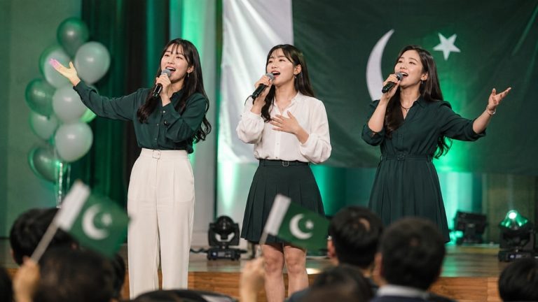 کوریائی یونیورسٹی کے طلبہ اسٹیج پر 'دل دل پاکستان' گاتے ہوئے