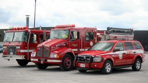 Rescue 1122 کی فائر فائٹنگ گاڑیوں کی قطار یا عوامی حفاظتی گاڑیاں