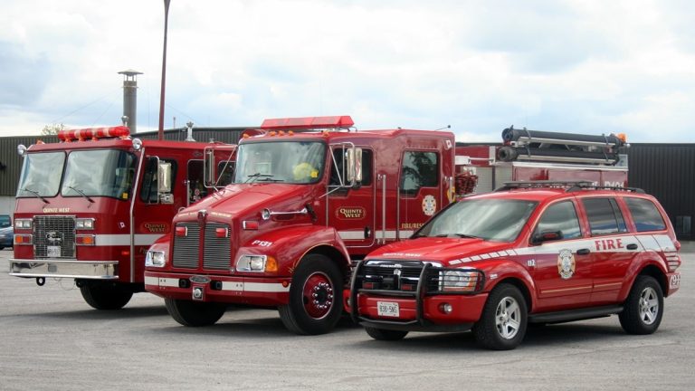 Rescue 1122 کی فائر فائٹنگ گاڑیوں کی قطار یا عوامی حفاظتی گاڑیاں