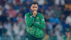 محمد نواز فیلڈنگ کرتے ہوئے، دائیں ہاتھ کی فنگر میں چوٹ
