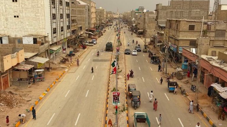 کراچی کے افق میں بادل، گرم اور مرطوب موسم کی علامت
