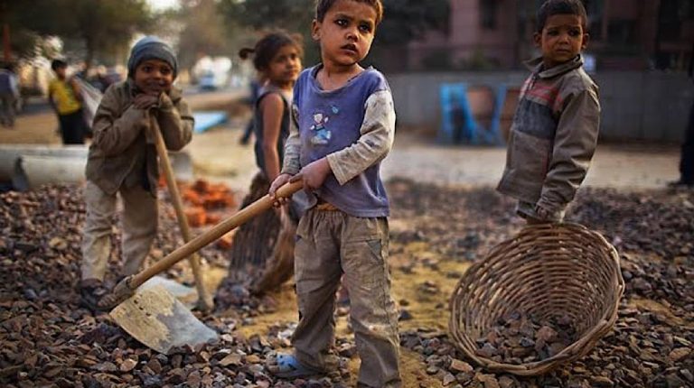 سہیل افریدی کی موجودگی میں مفاہمت نامہ دستخط کرتے ہوئے حکومتی وفد