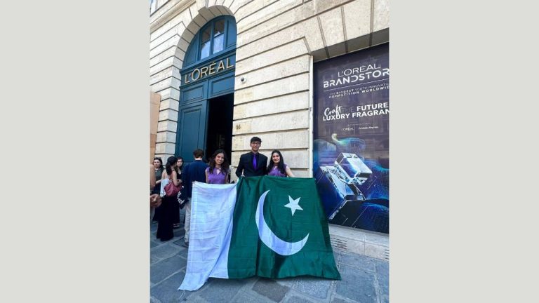 LUMS کے تین طلبہ Aleena Khurram, Saad Tausif اور Dua Sarfaraz کی نمائندہ تصویر