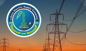 LESCO کے عملے کی جانب سے بجلی میٹر نصب کرتے ہوئے