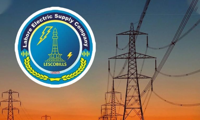 LESCO کے عملے کی جانب سے بجلی میٹر نصب کرتے ہوئے