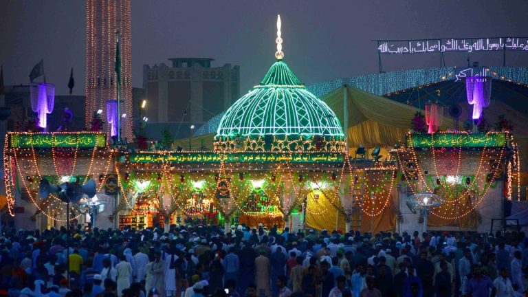 ڈاکٹر احسان بھُٹہ ڈیٹا دربار کے ترقیاتی منصوبوں کا معائنہ کرتے ہوئے