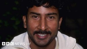 سلیم ملک بلے بازی کرتے ہوئے