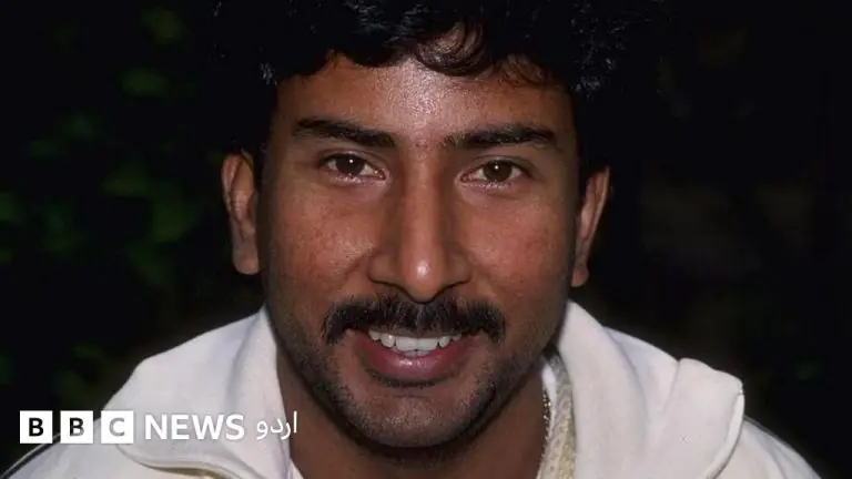 سلیم ملک بلے بازی کرتے ہوئے