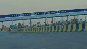 گورنر ہاؤس کراچی میں ٹرانسپورٹرز سے ملاقات کرتے ہوئے وفاقی وزیر مواصلات عبدالعلیم خان