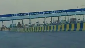 گورنر ہاؤس کراچی میں ٹرانسپورٹرز سے ملاقات کرتے ہوئے وفاقی وزیر مواصلات عبدالعلیم خان