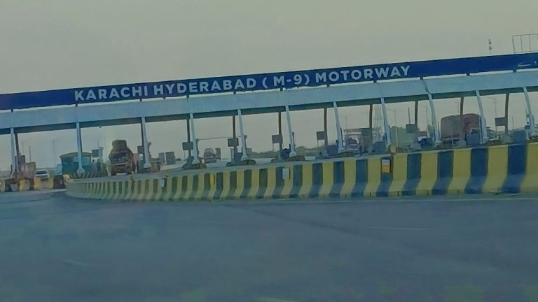 گورنر ہاؤس کراچی میں ٹرانسپورٹرز سے ملاقات کرتے ہوئے وفاقی وزیر مواصلات عبدالعلیم خان