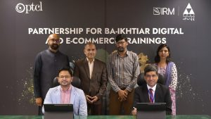 Ba-Ikhtiar پروگرام کے تحت خواتین کو ڈیجیٹل ٹریننگ دیتے ہوئے نمائندہ منظر