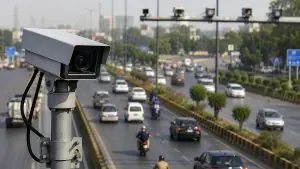 لاہور ٹریفک پولیس چیک پوسٹ پر گاڑیوں کی چیکنگ کرتی ہوئی