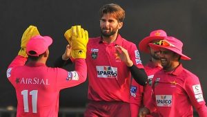 ملتان کرکٹ سٹیڈیم میں شاہین شاہ آفریدی گیند پھینکتے ہوئے