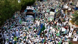 راولپنڈی میں جلوس کی تیاریوں کے دوران پولیس افسران اور ضلعی اہلکار