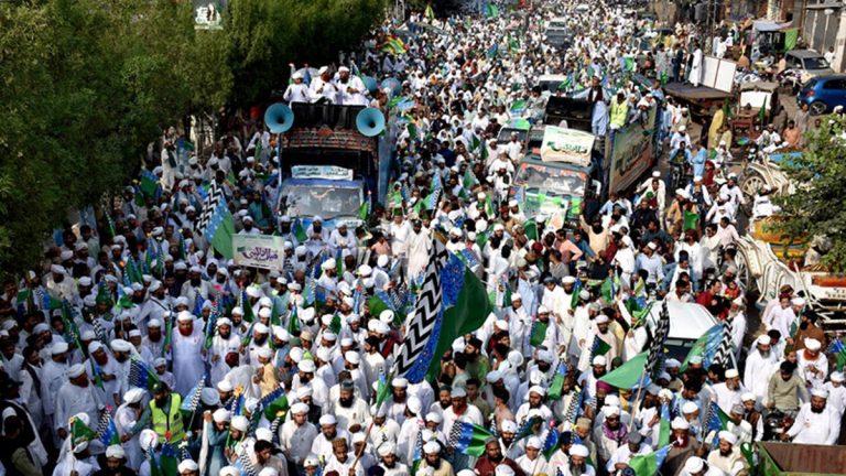 راولپنڈی میں جلوس کی تیاریوں کے دوران پولیس افسران اور ضلعی اہلکار