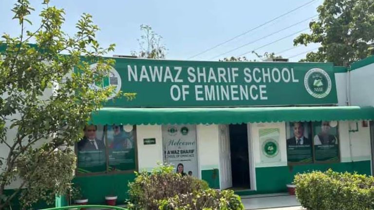 نشتر پارک میں نواز شریف اسکول آف ایمیننس کی عمارت اور لیبارٹریز کا منظر، دورے کے دوران معائنہ کرتے ہوئے رانا سکندر حیات