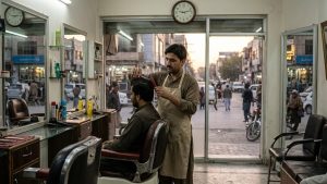 راولپنڈی یا اسلام آباد کا ایک سیلون اندر بیٹھے حجام اور گاہک کے مناظر