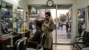 راولپنڈی یا اسلام آباد کا ایک سیلون اندر بیٹھے حجام اور گاہک کے مناظر